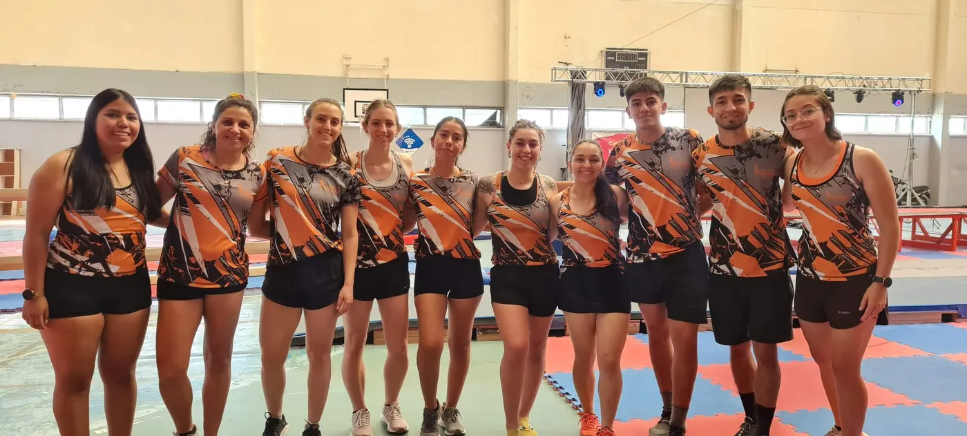 Profesoras y profesores del Gimnasio Olímpico NQN posando en el gimnasio