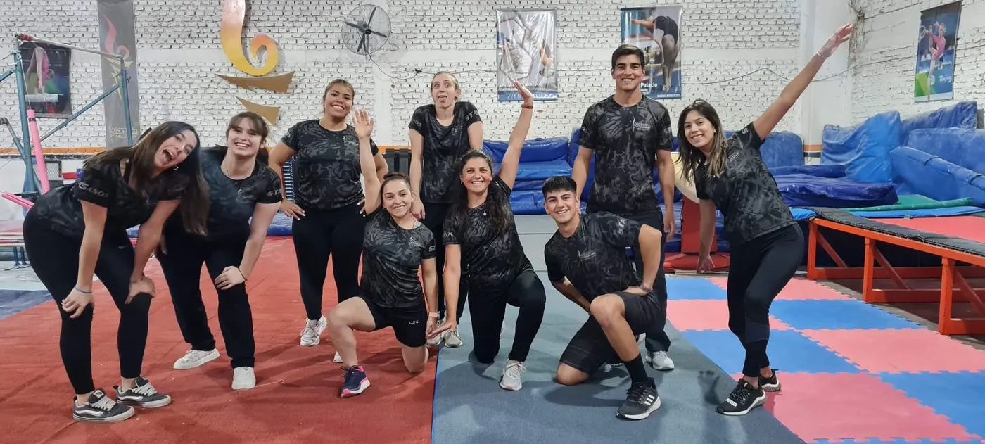 Staff del gimnasio junto a los cuadros de gimnastas destacadas en competencias nacionales