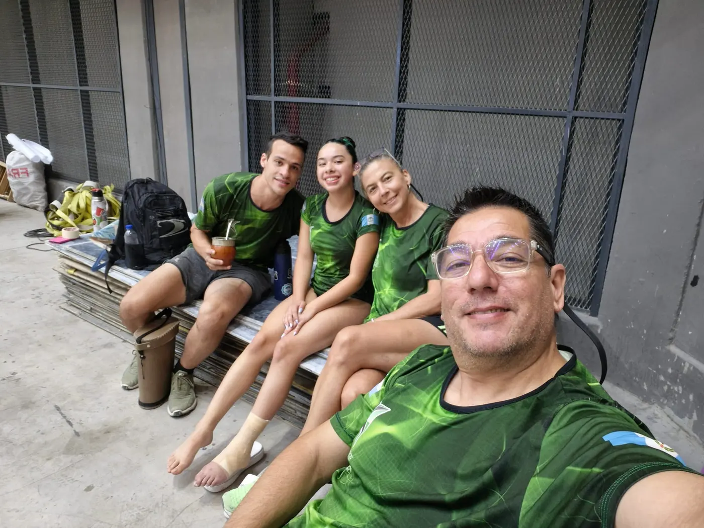 Grupo del gimnasio descansando entre competencias durante un viaje