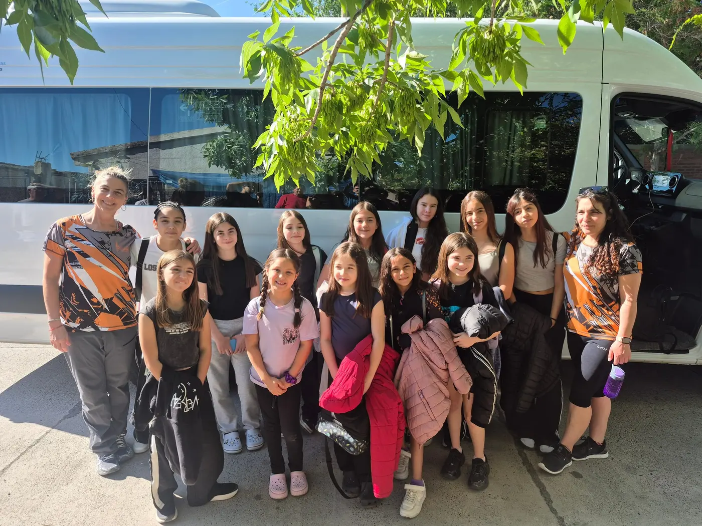 Gimnastas subiendo a la combi antes de viajar a competir