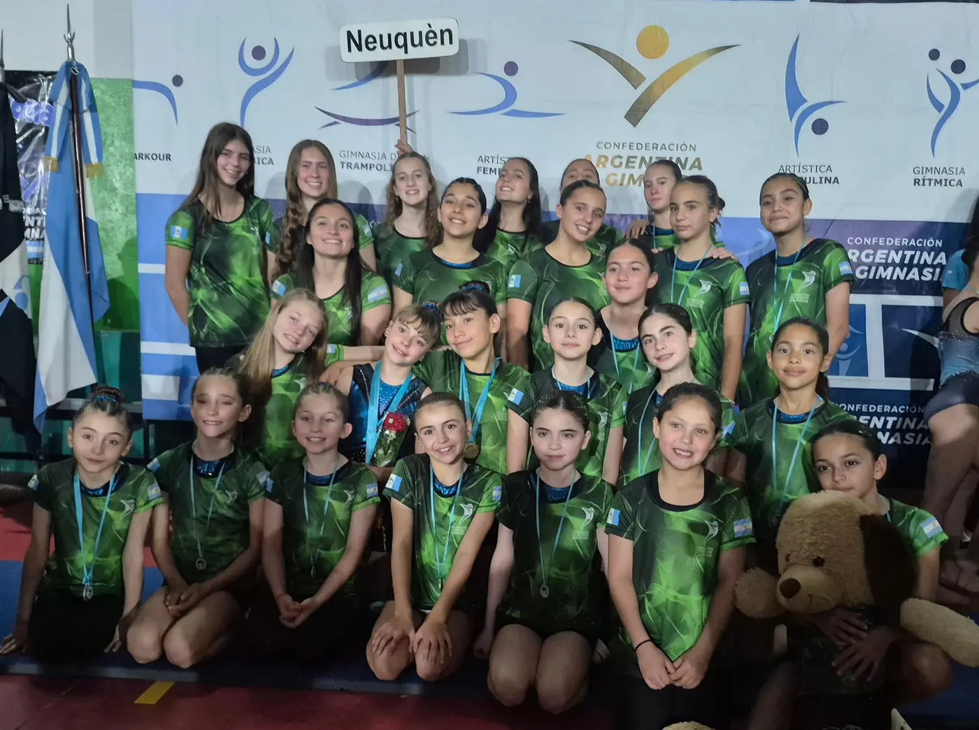 Delegación completa de Neuquén en un torneo de la Confederación Argentina de Gimnasia