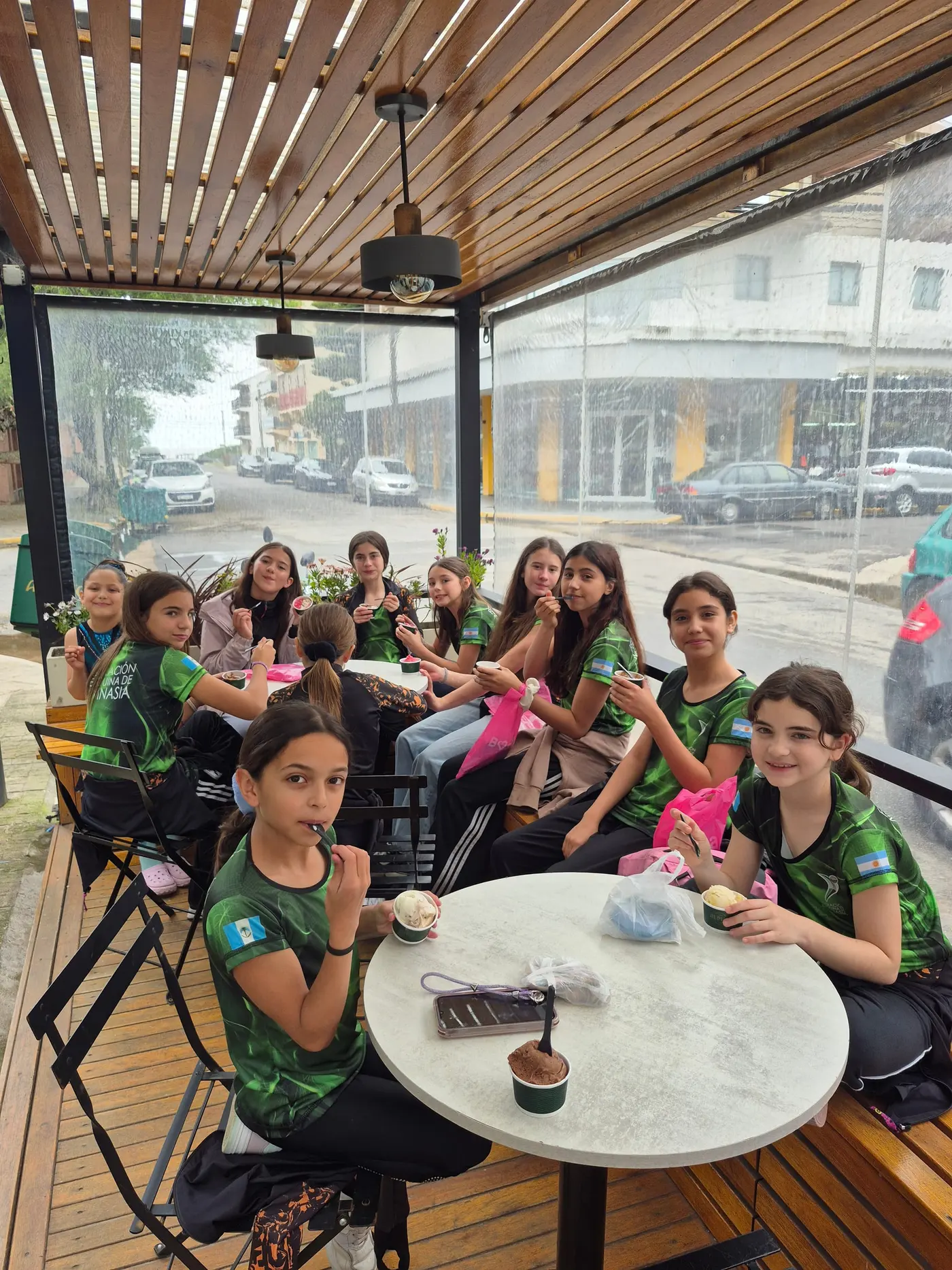 Equipo del gimnasio tomando un helado durante un viaje