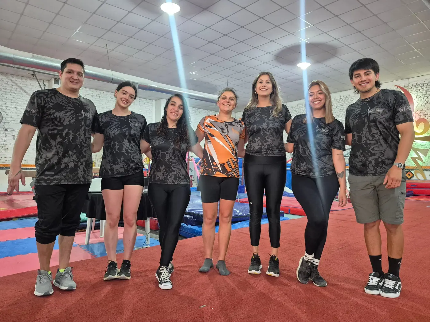 Profesoras y profesores del Gimnasio Olímpico NQN en el gimnasio