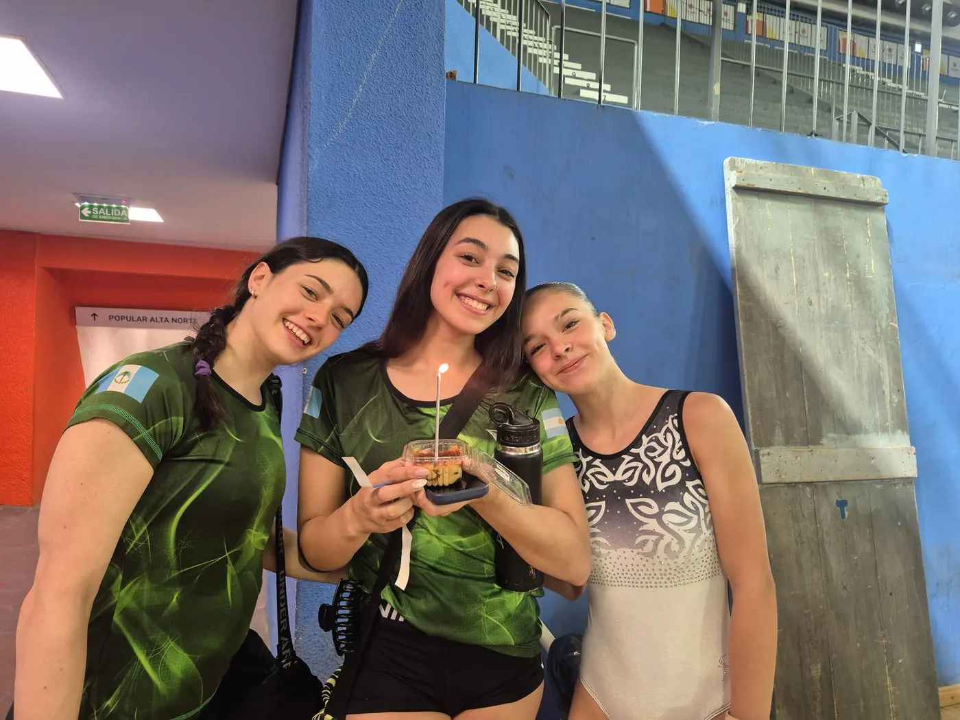 Gimnastas festejando un cumpleaños con una vela durante un torneo