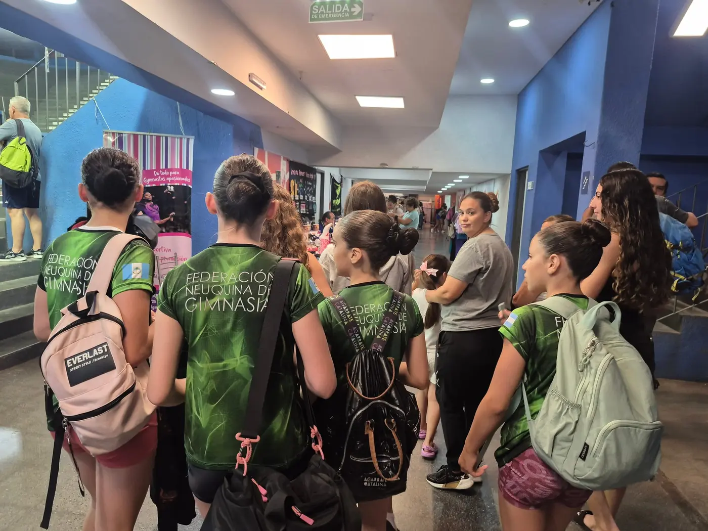 Delegación del gimnasio en los pasillos de un estadio, camino a competir