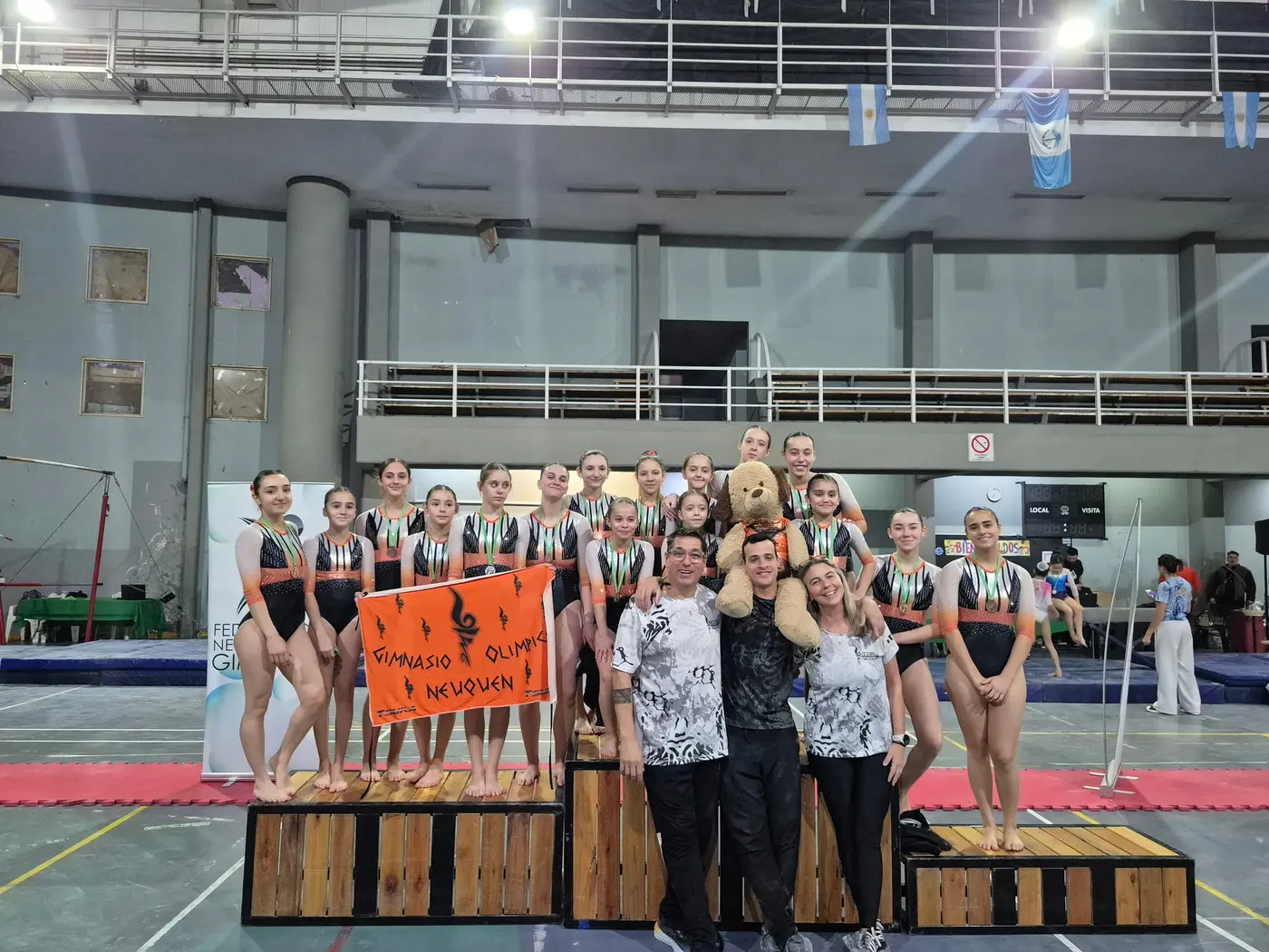 Profesoras y profesores del Gimnasio Olímpico NQN el día de la exhibición